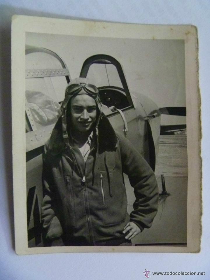 Militaria: AVIACION : PILOTO CON CAZADORA Y GORRO DE VUELO , DETRAS AVION .