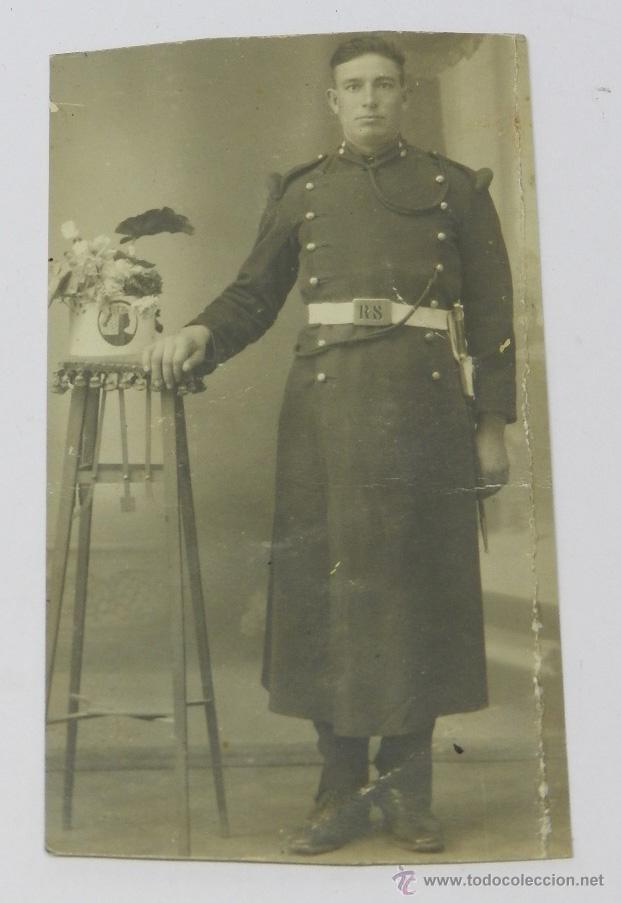 Military Antiques: FOTOGRAFIA DE MILITAR CON HEBILLA CON LAS SIGLAS RS, POSIBLEMENTE REGIMIENTO SEGURIDAD, LA FOTO ESTA