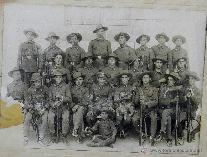 Militaria: FOTOGRAFIA DE MILITARES DEL CUERPO DE INGENIEROS CON ALPARGATAS O ESPARTE&Ntilde;AS, POSIBLEMENTE CATALANES