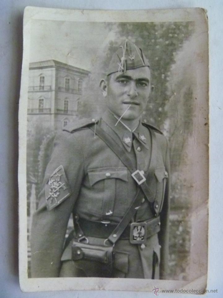 Militaria: FOTO MILITAR, GASTADOR DE INFANTERIA CON PLACA DE BRAZO Y PISTOLON . A&Ntilde;OS 40