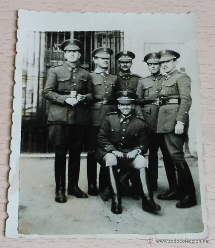 Military Antiques: FOTOGRAFIA DE OFICIALES ESPA&Ntilde;OLES EN 1945, MIDE 8,5 X 7 CMS.