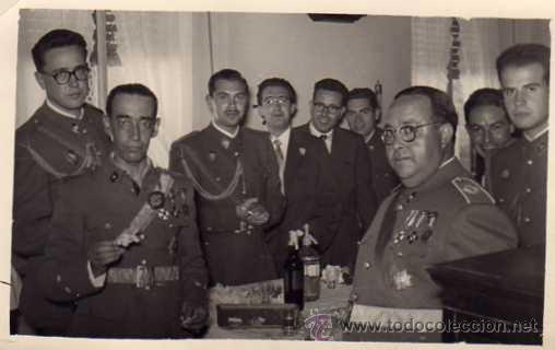 Militaria: Fotograf&iacute;a formato postal. Militares. Foto Fabio Burgos. Matasello del fot&oacute;grafo en el reverso
