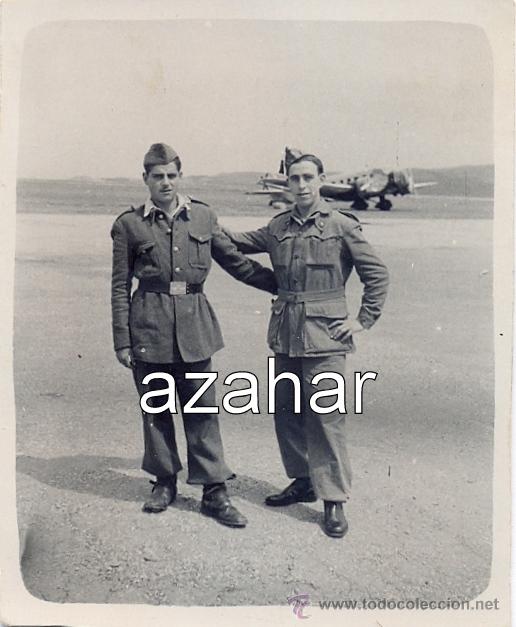 Militaria: TETUAN, 1950, DOS SOLDADOS DE AVIACION EN EL AERODROMO DE TETUAN,62X78MM