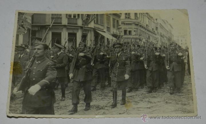 Militaria: FOTOGRAFIA DE MALAGA, DESFILE DEL CURSO DE SARGENTOS DE AVIACION EN EL DIA DEL CORPUS, A&Ntilde;O 1946, FOT