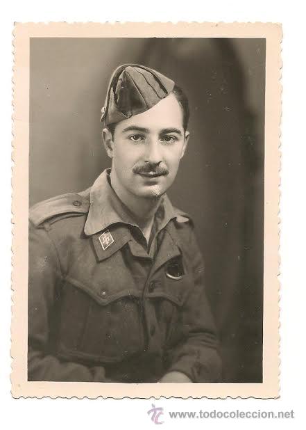Militaria: SOLDADO ESPA&Ntilde;OL DE INFANTER&Iacute;A CON INSIGNIA DE AMETRALLADORAS EN LOS A&Ntilde;OS 40.