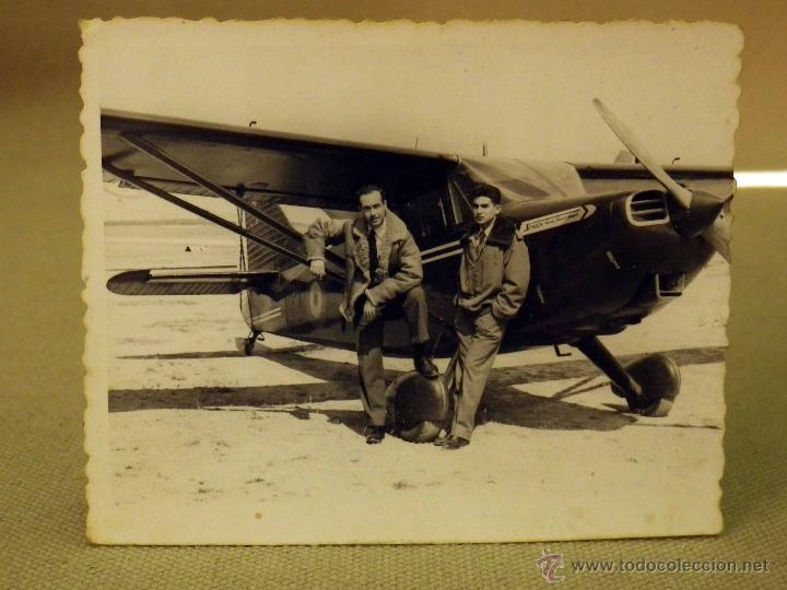 Militaria: FOTOGRAFIA MILITAR, ANTIGUA, OFICIAL, FUERZA AEREA, PILOTOS, AVION STINSON, AVIACION, ESPA&Ntilde;A 1950S