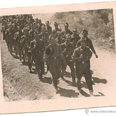 Militaria: SOLDADOS ESPAÑOLES DE MARCHA EN EL AÑO 1947. Lote 45189778
