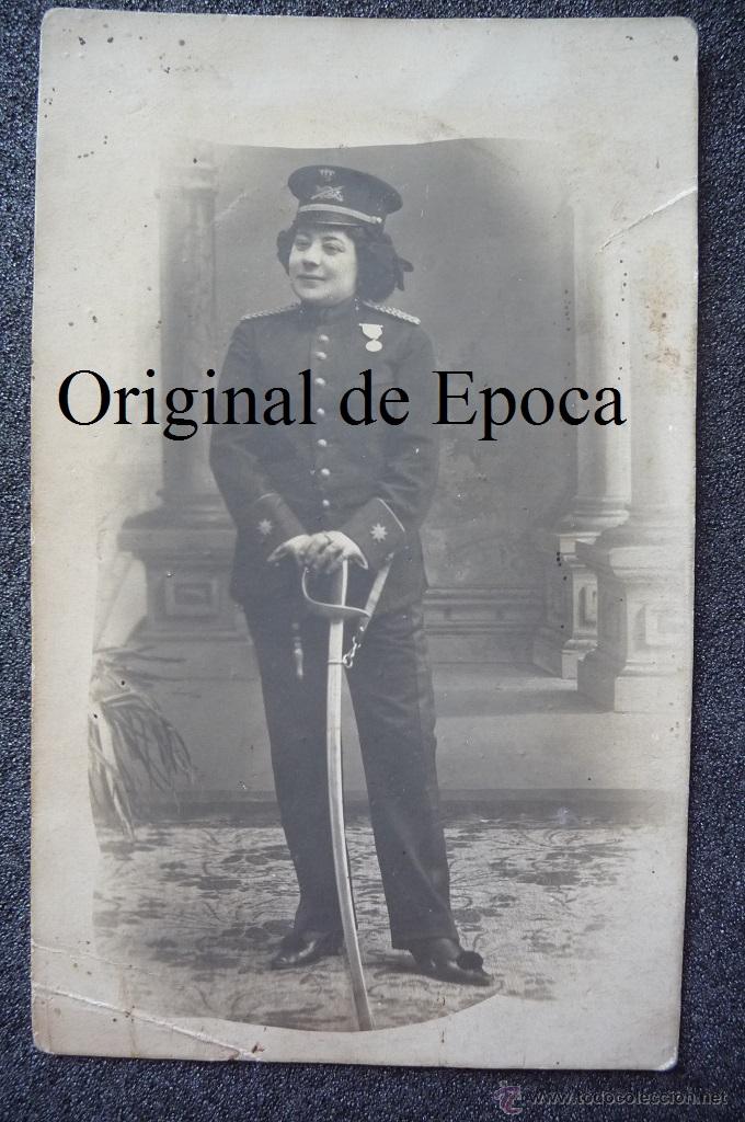 Militaria: (JX-1820)FOTOGRAFIA DE SE&Ntilde;ORITA VESTIDA CON UNIFORME DE COMANDANTE DE INFANTERIA,EPOCA ALFONSINA