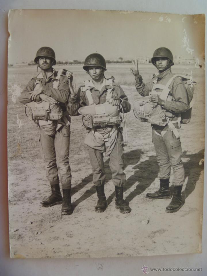 Militaria: BRIGADA PARACAIDISTA , AVIACION . FOTO DE PARACAS ANTES DEL SALTO  . FRANCO . 24 X 30 cm