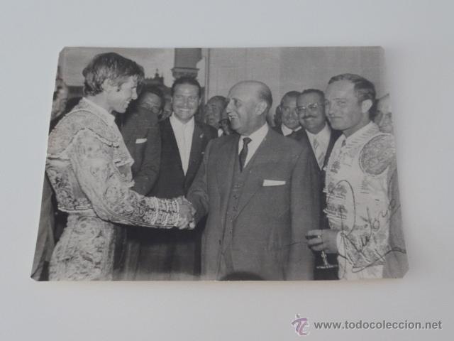 Militaria: Fotografia de Franco con el torero Cordobes, dedicada, toros