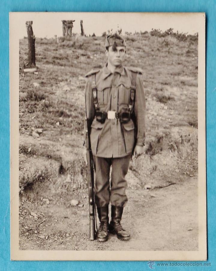 Militaria: fotografia - ++&iquest;la reconoce? ++ soldado en estado firme - sin mas datos - 19 diciembre a&ntilde;o 1965