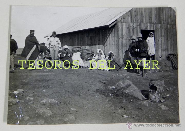 Militaria: FOTOGRAFIA ORIGINAL E INEDITA DE LA GUERRA DEL RIF, GRUPO MOROS Y OFICIALES EN EL CAMPAMENTO DE RAS