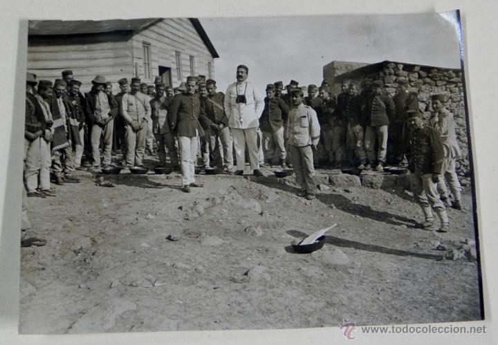 Militaria: FOTOGRAFIA DE LA GUERRA DEL RIF, OFICIALES Y TROPA, FOTOGRAFIA ZEGRI, MIDE 10,5 X 8 CMS. El fotograf