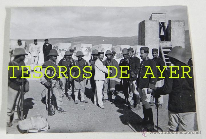 Military Antiques: FOTOGRAFIA DE LA GUERRA DEL RIF, OFICIALES Y TROPA EN LA POSICION DE HARCHA, FOTOGRAFIA ZEGRI, MIDE