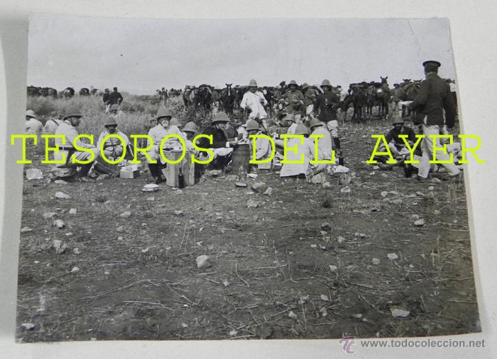 Military Antiques: FOTOGRAFIA DE LA GUERRA DEL RIF, OFICIALES TOMANDO EL RANCHO, FOTOGRAFIA ZEGRI, MIDE 10,5 X 8 CMS. E
