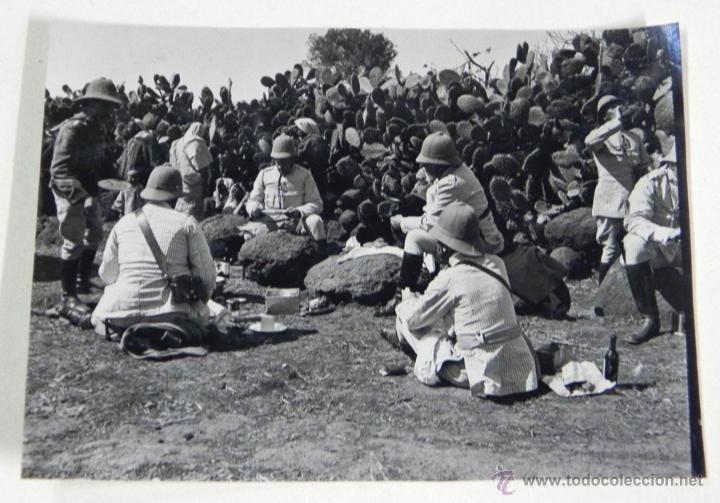 Militaria: FOTOGRAFIA DE LA GUERRA DEL RIF, GRUPO DE OFICIALES TOMANDO EL RANCHO, FOTOGRAFIA ZEGRI, MIDE 10,5 X