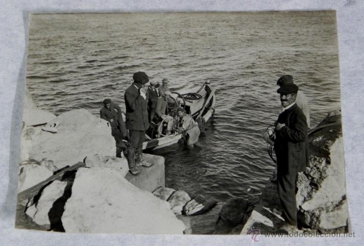 Military Antiques: FOTOGRAFIA DE SALIDA DEL BUZO, MUELLE DE MELILLA, FOTOGRAFIA ZEGRI, MIDE 10,5 X 8 CMS. El fotografo