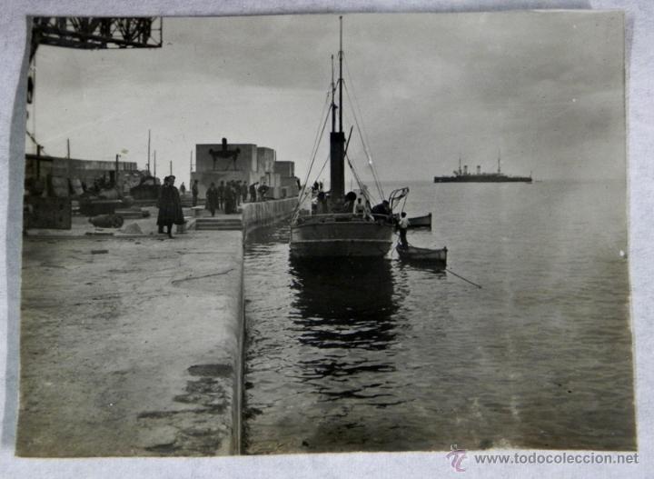 Military Antiques: FOTOGRAFIA DE BARCO ATRACADO EN EL MUELLE DE MELILLA, FOTOGRAFIA ZEGRI, MIDE 10,5 X 8 CMS. El fotogr