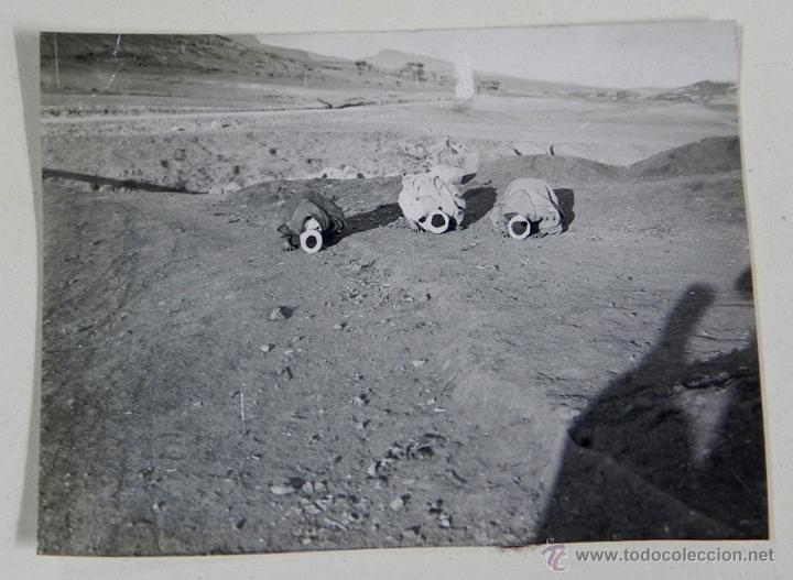Military Antiques: FOTOGRAFIA DE LA GUERRA DEL RIF, MOROS EN ORACION, ENERO 1912, FOTOGRAFIA ZEGRI, MIDE 11 X 8 CMS. El