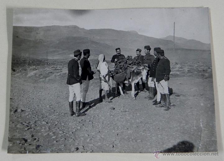 Military Antiques: FOTOGRAFIA DE LA GUERRA DEL RIF, OFICIALES DIALOGANDO CON MORO LLEVANDO TRONCOS, FOTOGRAFIA ZEGRI, M