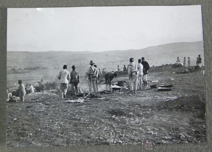 Military Antiques: FOTOGRAFIA DE LA GUERRA DEL RIF, PREPARANDO EL RANCHO, FOTOGRAFIA ZEGRI, MIDE 13,7 X 9,6 CMS. El fot