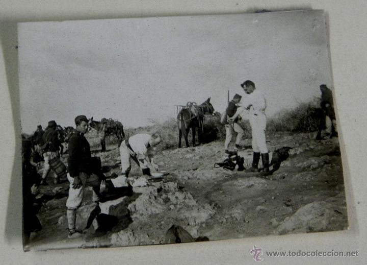Military Antiques: FOTOGRAFIA DE LA GUERRA DEL RIF, OFICIALES ASEANDOSE, FOTOGRAFIA ZEGRI, MIDE 5,7 X 4 CMS. El fotogra