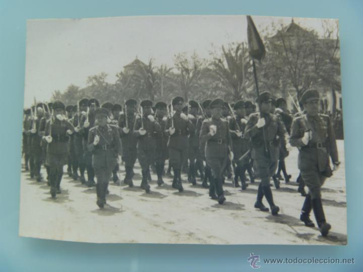 Militaria: POLICIA ARMADA : FOTO DE FORMACION DE POLICIAS DESFILANDO, A&Ntilde;OS 40