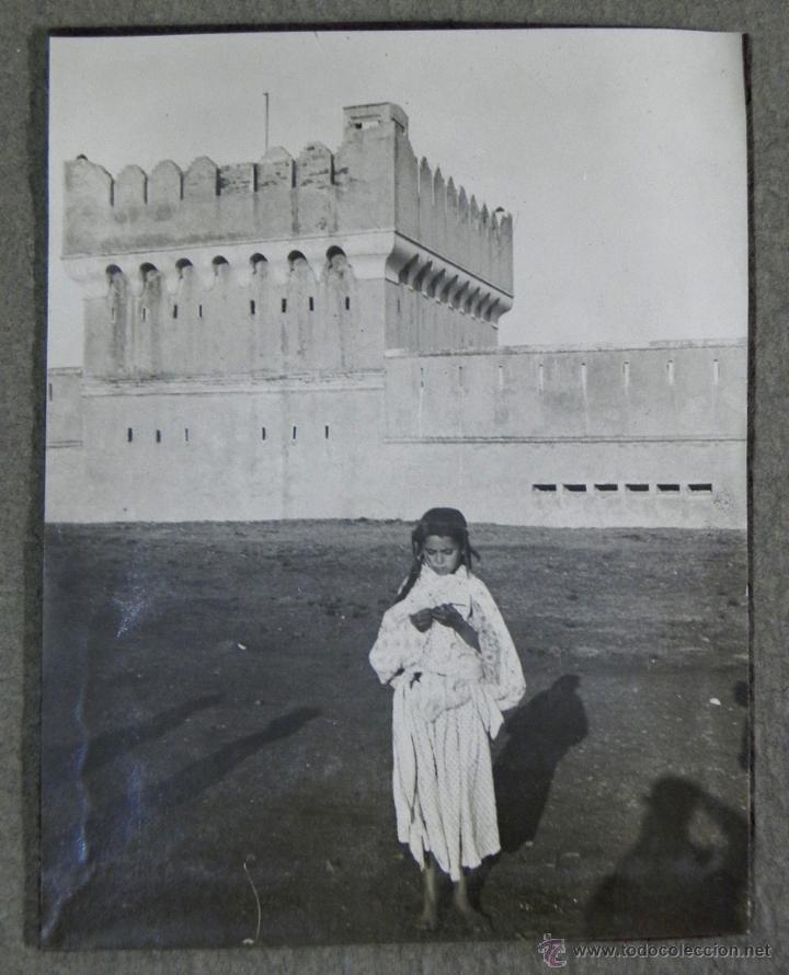 Military Antiques: FOTOGRAFIA DE NI&Ntilde;A MORA EN UNA FORTALEZA DURANTE LA GUERRA DEL RIF, FOTOGRAFIA ZEGRI, MIDE 10,5 X 7,