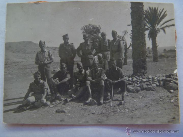 Militaria: OFICIALES DE LA LEGION (?) CON BASTONES , A&Ntilde;OS 40 ... FONDO DESIERTO