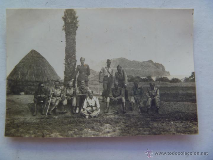 Militaria: OFICIALES DE LA LEGION (?) CON BASTONES , A&Ntilde;OS 40 ... FONDO DESIERTO