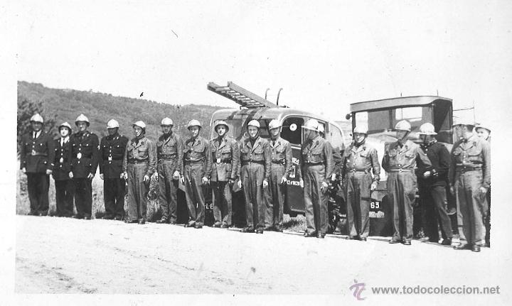 Militaria: Bomberos franceses delante de camiones. Ch&acirc;tel, Francia
