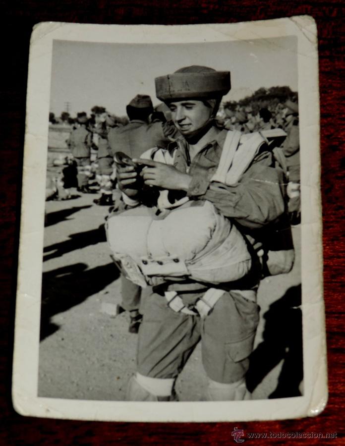 Militaria: PARACAIDISTA CON CHICHONERA Y PARACAIDAS, FECHADA EL 15 DE NOVIEMBRE DE 1958, MIDE 10,5 X 7,5 CMS.