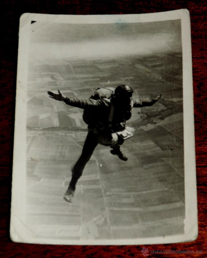 Military Antiques: PARACAIDISTA EN PLENO SALTO, A&Ntilde;OS 50, MIDE 10,5 X 7,5 CMS.