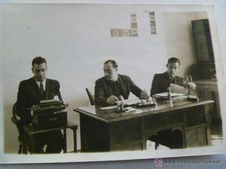 Militaria: JERARCA DE FALANGE EN DESPACHO, PARED BANDERITAS FALANGE FORMANDO CRUZ GAMADA  &iquest;DIVISION AZUL?.