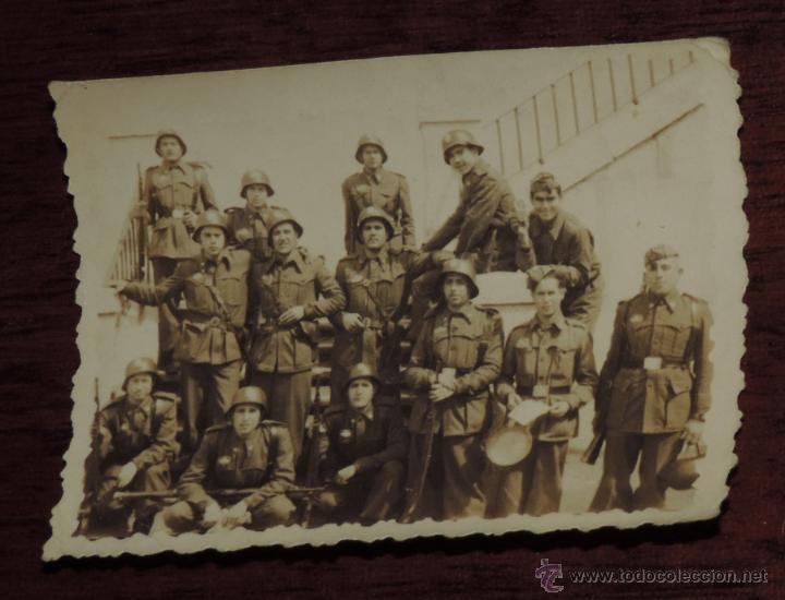 Military Antiques: FOTOGRAFIA DE MILITARES DE BLINDADOS, TANQUES, FECHADA EN MAYO DE 1947, MIDE 7,5 X 5,7 CMS
