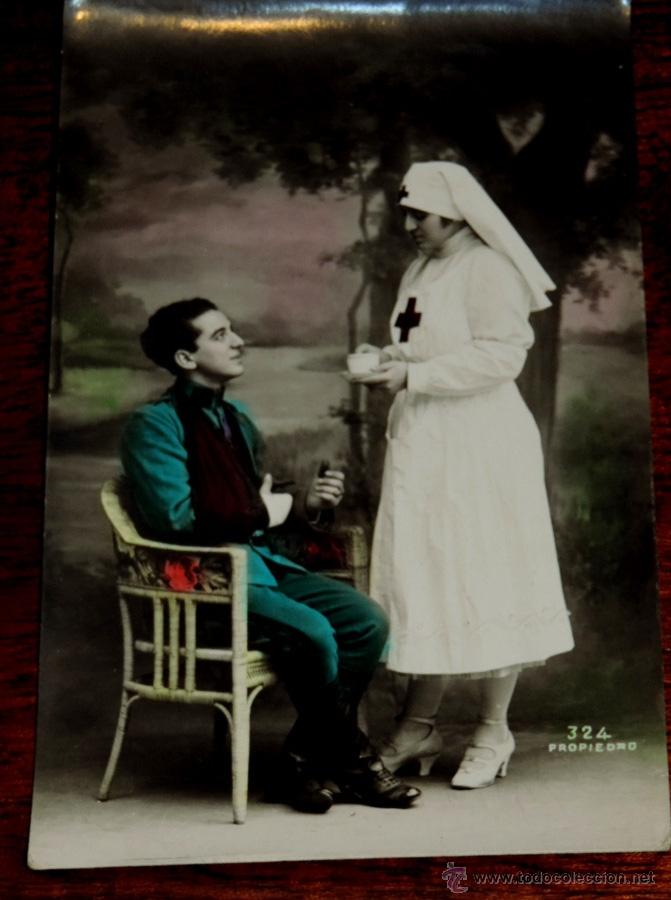 Military Antiques: FOTO POSTAL DE ENFERMERA DE LA CRUZ ROJA, MILITAR HERIDO, NO CIRCULADA, ESCRITA.