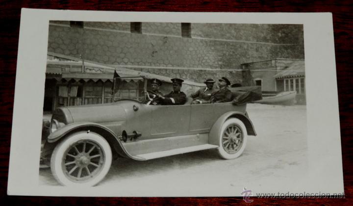 Militaria: FOTO POSTAL DE AUTOMOVIL CON OFICIAL EN VISITA A LAS TROPAS EN LA CAMPA&Ntilde;A DE MELILLA, NO CIRCULADA.