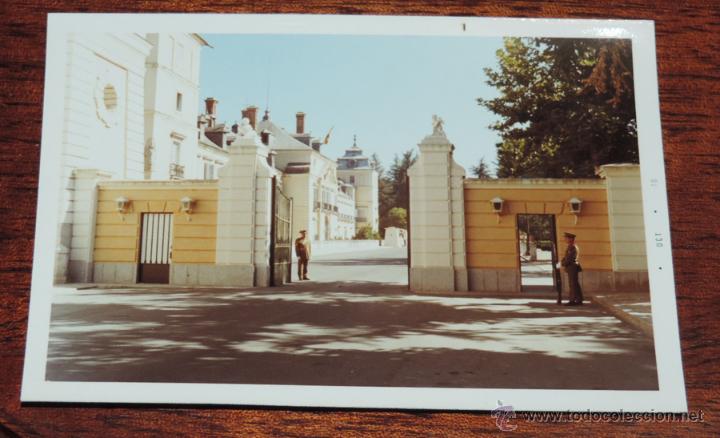Military Antiques: FOTOGRAFIA DE LA ENTRADA AL PALACIO DEL PARDO, A&Ntilde;O 1970, TAMA&Ntilde;O POSTAL.