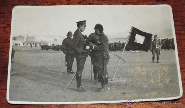 Military Antiques: FOTOGRAFIA DE LA CAMPA&Ntilde;A DEL RIF, OFICIAL DE REGULARES IMPONIENDO UNA CONDECORACION, NO CIRCULADA, T