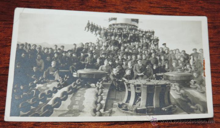Military Antiques: FOTOGRAFIA DE LA TRIPULACION DE UN BARCO EN LA CUBIERTA, MIDE 10 X 6 CMS.