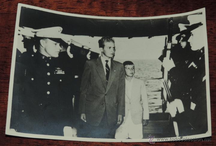 Militaria: FOTOGRAFIA, INVITADOS POR EL ALMIRANTE DENNISON S.A.R. DON JUAN CARLOS DE BORBON Y EL INFANTE DON AL