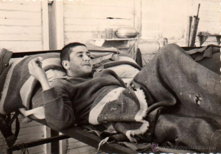 Militaria: ANTIGUA FOTOGRAFIA, SOLDADO DESCANSANDO EN LITERA,100X70MM
