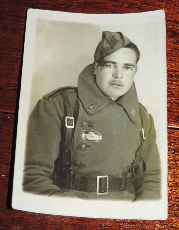 Military Antiques: FOTOGRAFIA DE MILITAR DE GUARDIA CON TRINCHAS, BRIGADA ACORAZADA, A&Ntilde;OS 50, MIDE 8,8 X 5,9 CMS.