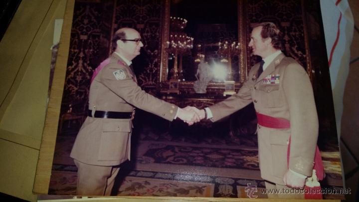 Militaria: fotografia grande del rey juancarlos saludando a militares