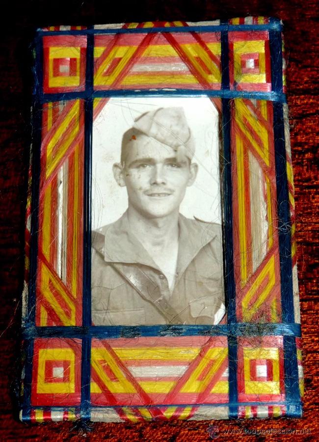 Military Antiques: ANTIGUA FOTOGRAFIA DE LEGIONARIO, ENMARCADA EN TRABAJO CUARTELERO DE CINTAS DE SEDA CON LA BANDERA E