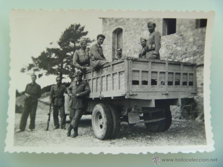 Militaria: POLICIA ARMADA : AGENTES DE SERVICIO ( UNO CON NARANJERO ) Y CAMION MATRICULA PMM