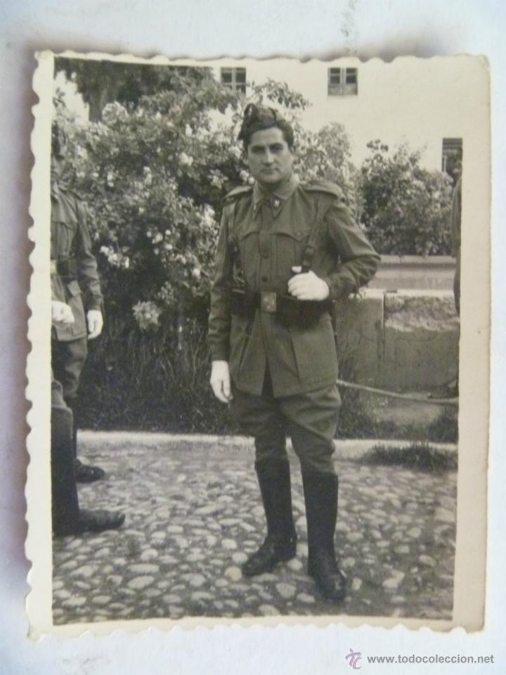 Militaria: SOLDADO DE CABALLERIA , UNIFORMIDAD A&Ntilde;OS 40 , CON CORREAJE Y CARTUCHERAS
