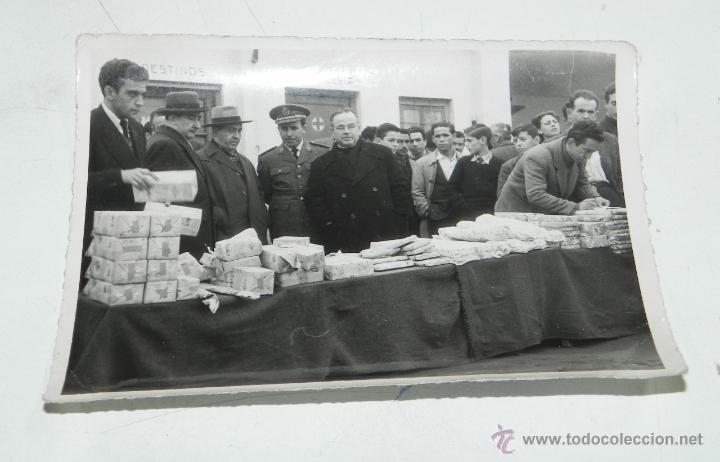 Militaria: FOTOGRAFIA DEL DIA DE REYES EN UN ACTO CON FUNCIONARIOS DE PRISIONES, POSIBLEMENTE ENTREGANDO REGALO
