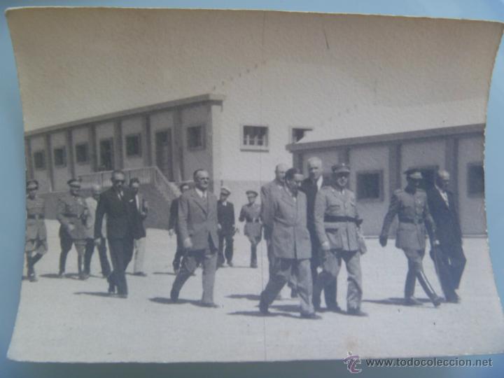 Military Antiques: FOTO DE GENERAL DE LA LEGION CON TERESIANA , MILITARES Y CIVILES