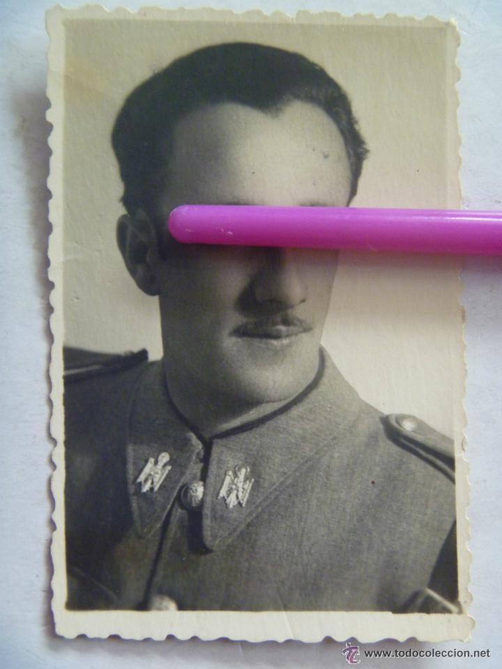 Militaria: RETRATO DE POLICIA ARMADA , EMBLEMAS SIN ROMBOS . MALAGA , 1953